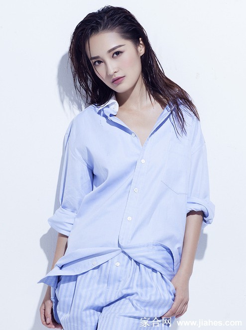 水波光影间盛放的清雅之花 李沁诠释湿发造型的灵动之美  第4张