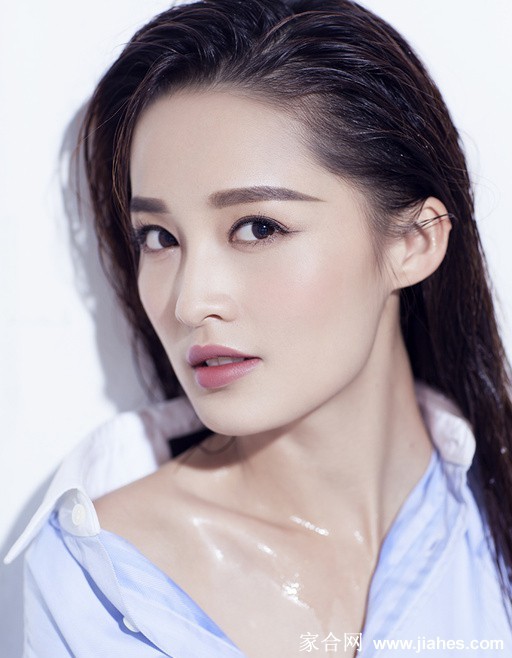 水波光影间盛放的清雅之花 李沁诠释湿发造型的灵动之美  第5张