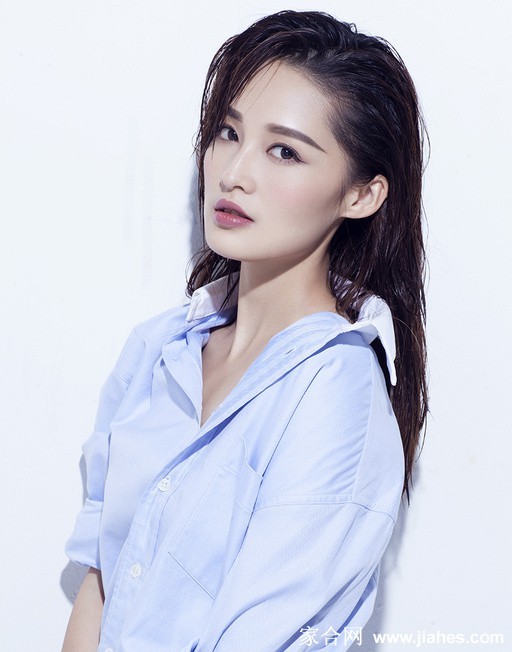 水波光影间盛放的清雅之花 李沁诠释湿发造型的灵动之美  第3张