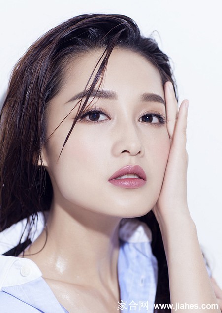 水波光影间盛放的清雅之花 李沁诠释湿发造型的灵动之美  第6张