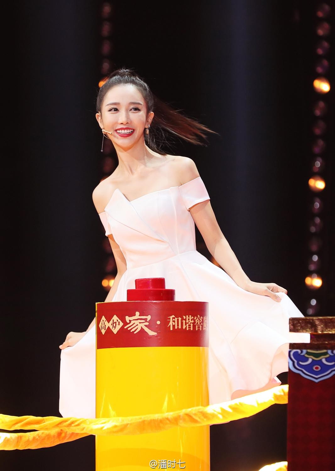 潘时七一袭白衣如月光倾泻 裙摆摇曳间尽显凝脂美肌  第1张