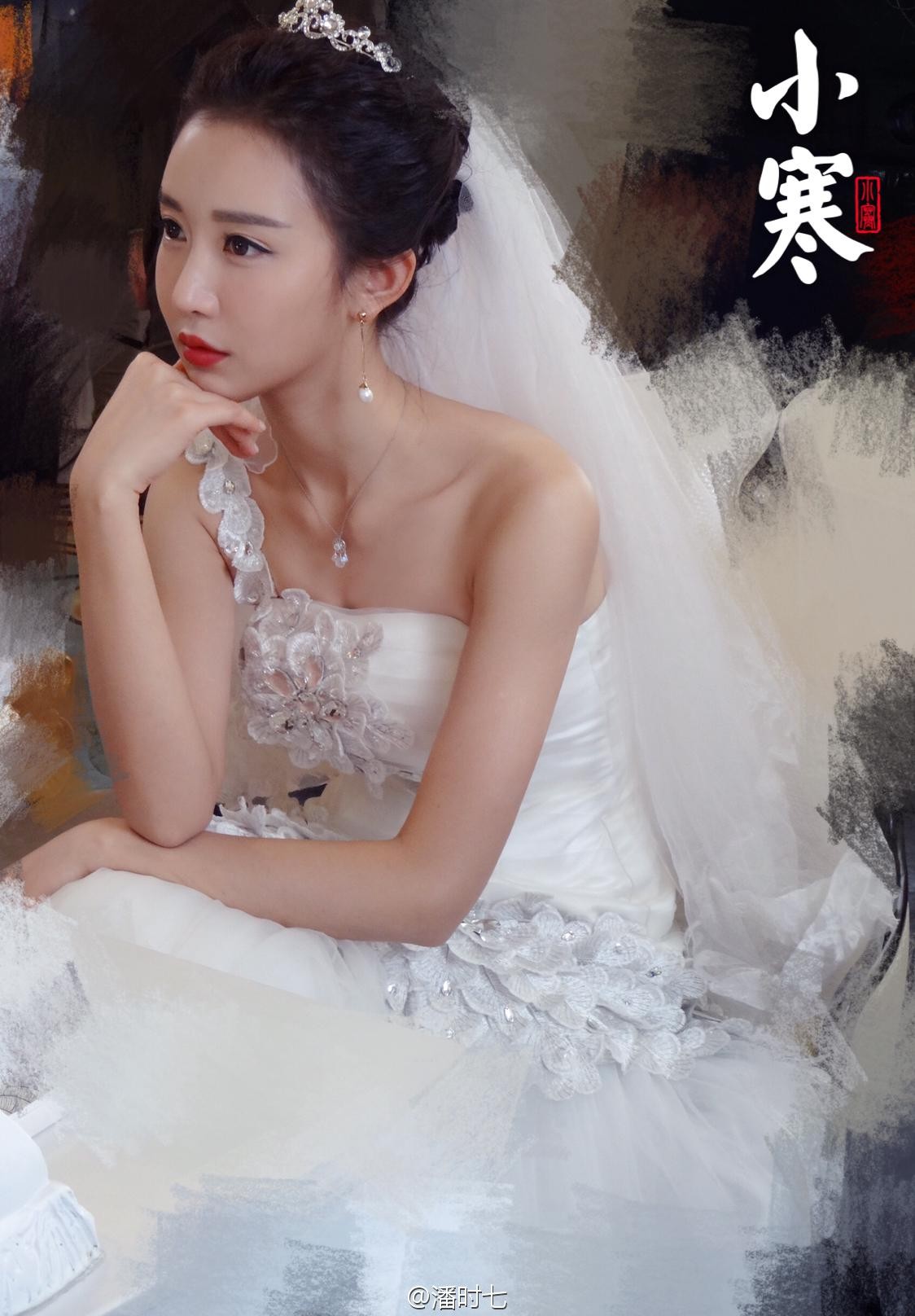 潘时七一袭白衣如月光倾泻 裙摆摇曳间尽显凝脂美肌  第5张