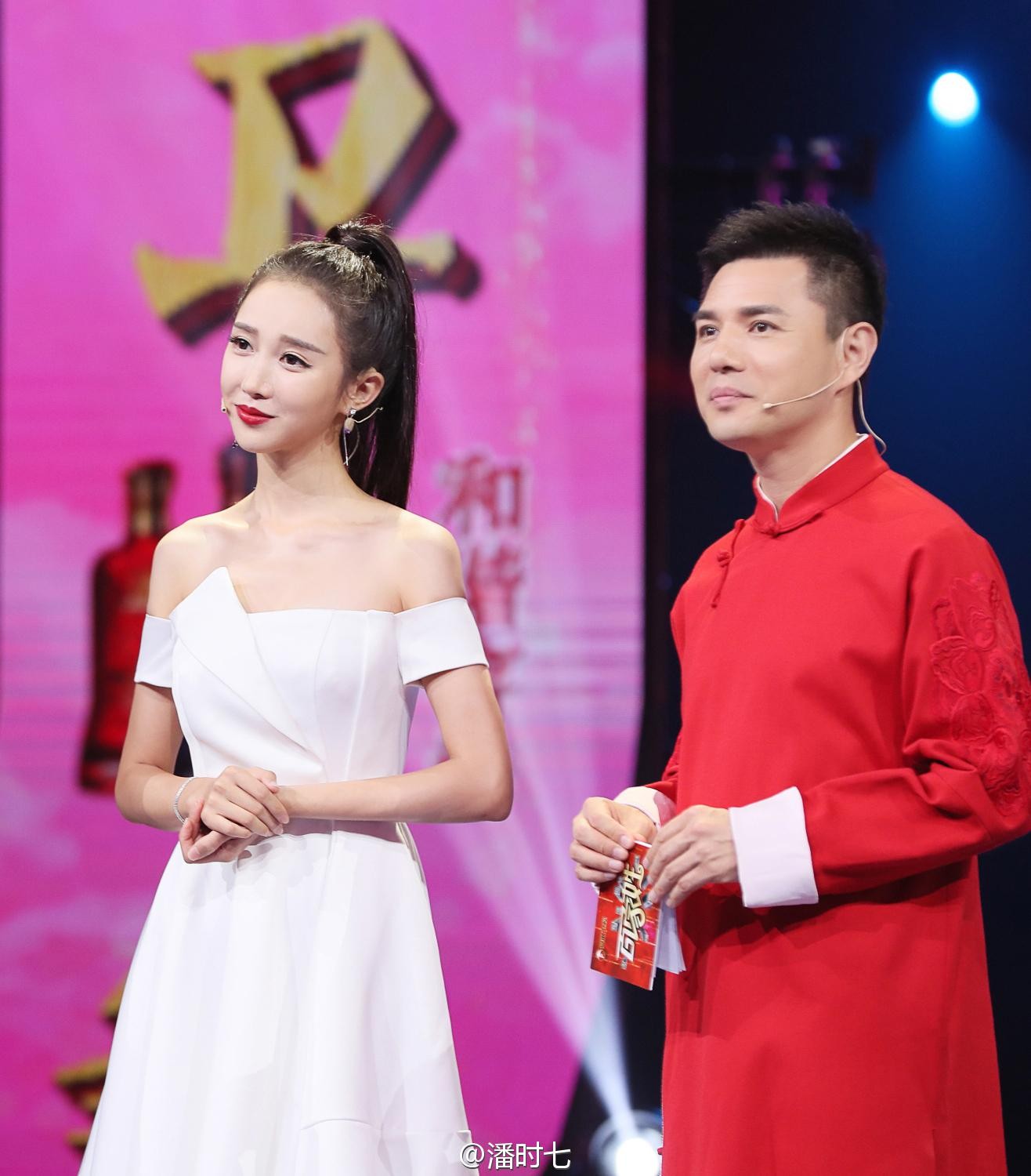 潘时七一袭白衣如月光倾泻 裙摆摇曳间尽显凝脂美肌  第9张