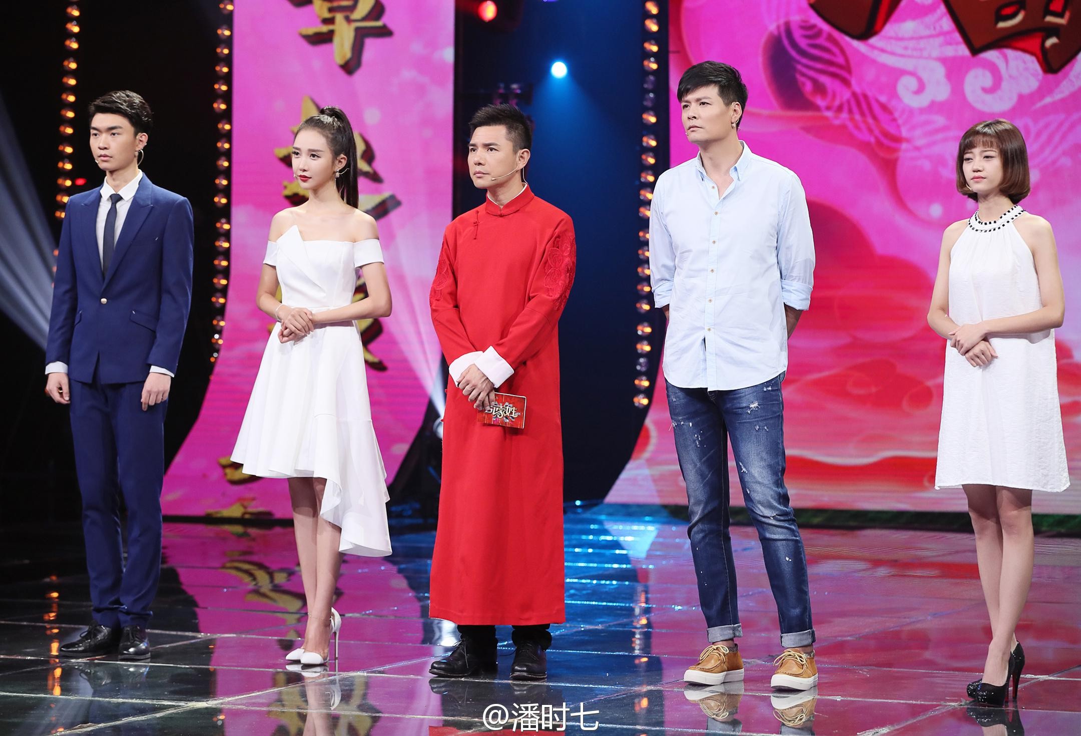 潘时七一袭白衣如月光倾泻 裙摆摇曳间尽显凝脂美肌  第10张