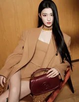 王楚然秋日驼色大衣短裤套装气质写真全解析  第3张