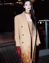 王楚然秋日驼色大衣短裤套装气质写真全解析  第2张