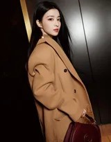 王楚然秋日驼色大衣短裤套装气质写真全解析  第4张