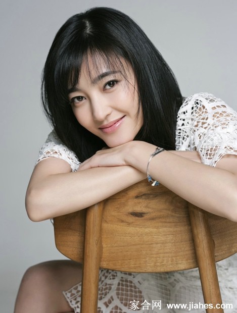 素颜女神王丽坤纯白蕾丝写真 镂空薄纱演绎夏日清新  第1张