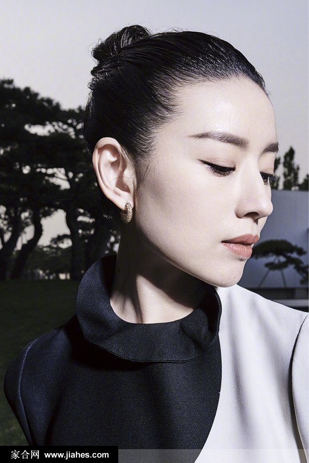 董洁化身松林精灵 凌厉眼神演绎光影间的静谧与力量  第4张