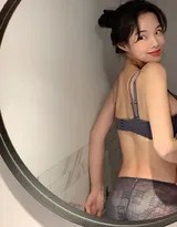 林间精灵的俏皮诗篇：户外内衣写真中的自然与灵动  第4张
