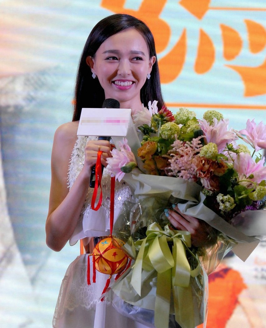 白衣如雪泪光莹 唐嫣南宁签售会真情流露暖动人心  第3张