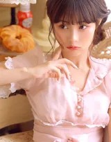 粉色闺房中的齐刘海少女  第1张