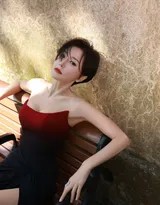 秦岚短发红黑渐变礼服造型冷艳登场  第11张