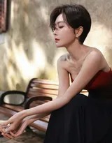 秦岚短发红黑渐变礼服造型冷艳登场  第7张