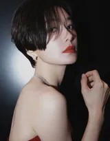 秦岚短发红黑渐变礼服造型冷艳登场  第12张
