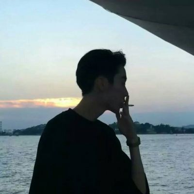 背影里的沉默独白当孤独成为与自我和解的仪式  第4张