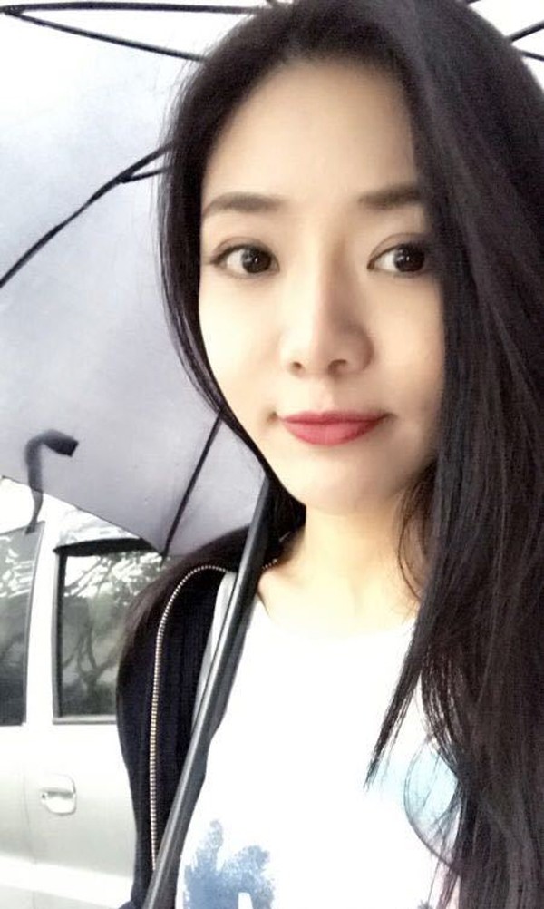 红唇映雪肤侧颜似画邓家佳自拍展轻盈少女感  第3张