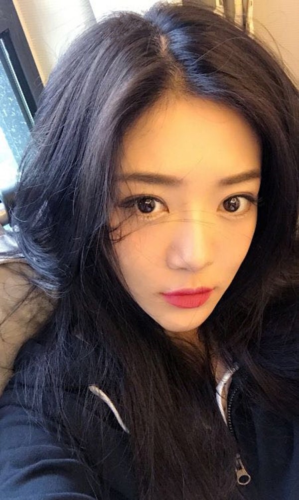 红唇映雪肤侧颜似画邓家佳自拍展轻盈少女感  第2张