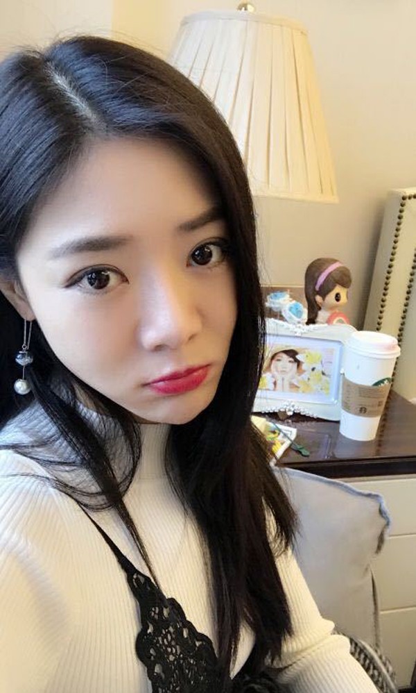 红唇映雪肤侧颜似画邓家佳自拍展轻盈少女感  第1张