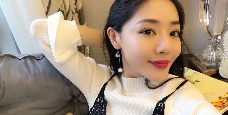 红唇映雪肤侧颜似画邓家佳自拍展轻盈少女感  第5张