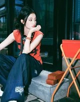 红砖巷弄间的一抹亮色王楚然慵懒街拍诠释随性美学  第1张