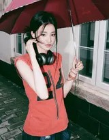 红砖巷弄间的一抹亮色王楚然慵懒街拍诠释随性美学  第4张