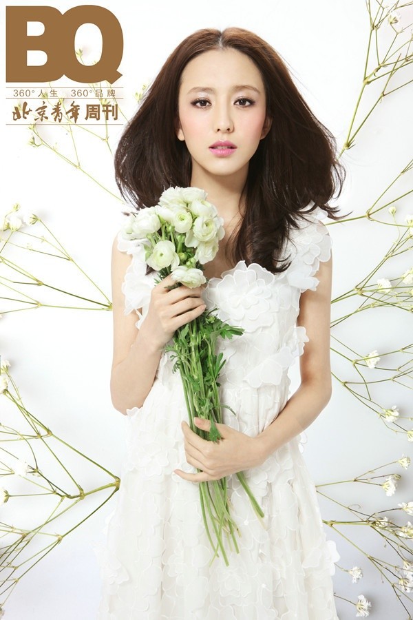 佟丽娅时尚光影演绎清新与优雅  第1张