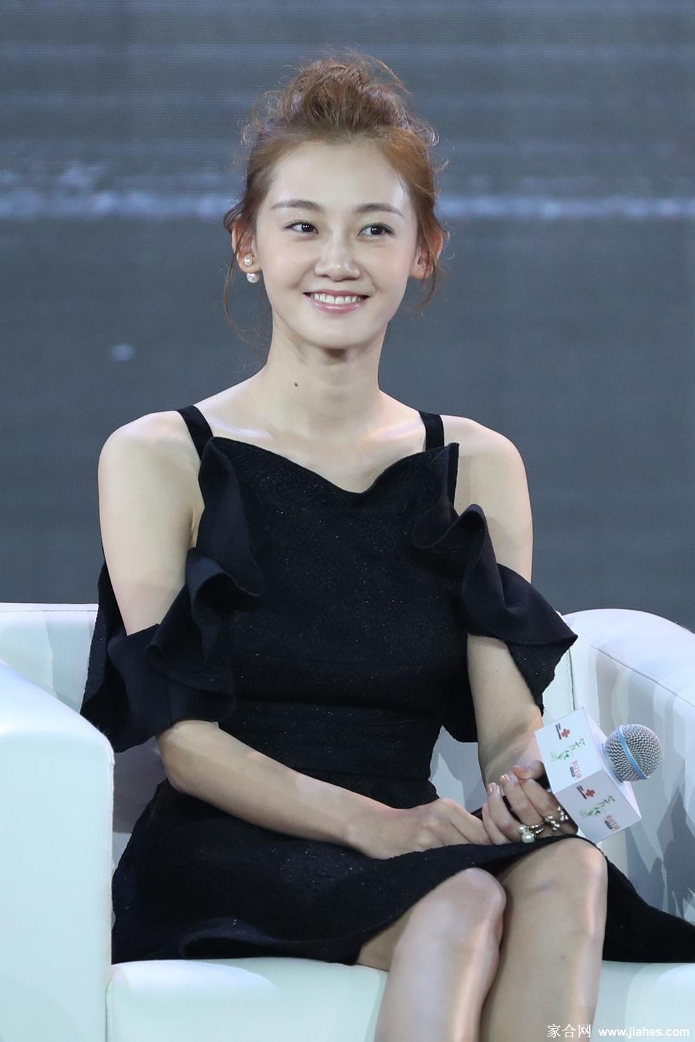 苗苗一袭经典小黑裙亮相现场演绎知性优雅魅力  第2张