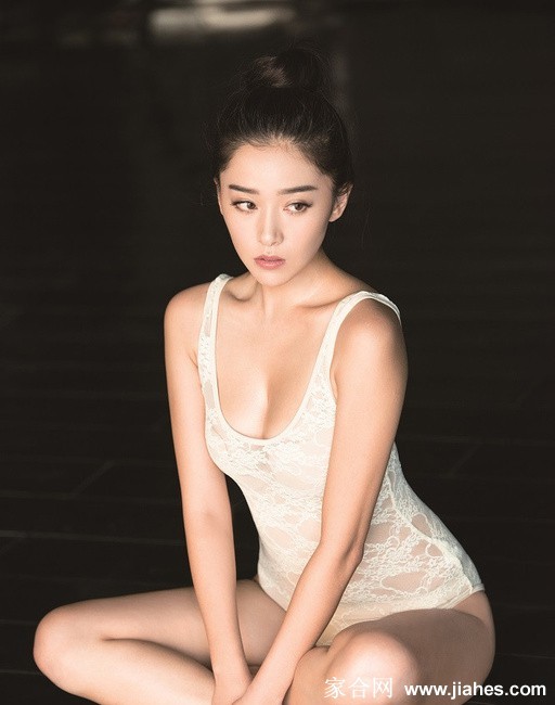 光影流转中的阚清子 曲线舞动间的多样魅力  第1张