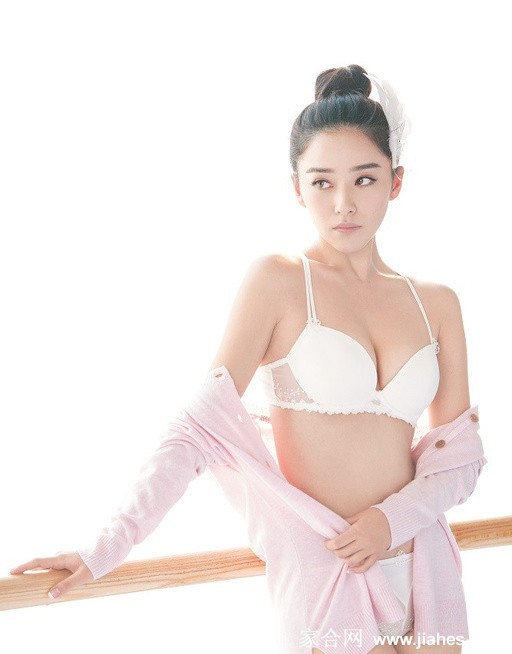 光影流转中的阚清子 曲线舞动间的多样魅力  第2张
