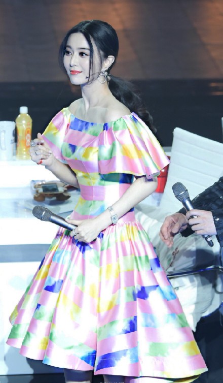 范冰冰身披彩虹折纸艺术华服惊艳亮相  第2张
