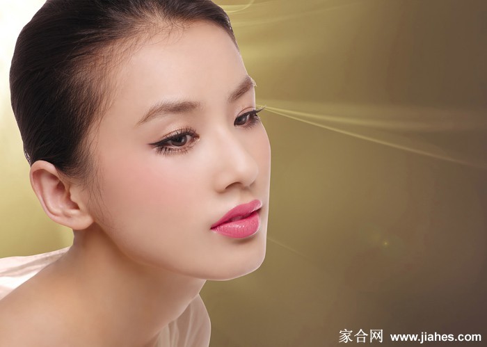 光影流转间的优雅绽放——黄圣依时尚广告大片赏析  第9张