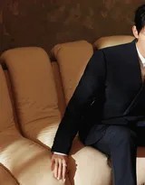 邓为简约西服写真诠释冷峻型格光影间的优雅与张力  第4张