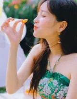 金莎身着肉色斑点连衣裙绽放甜美公主气质宛若童话精灵降临  第1张