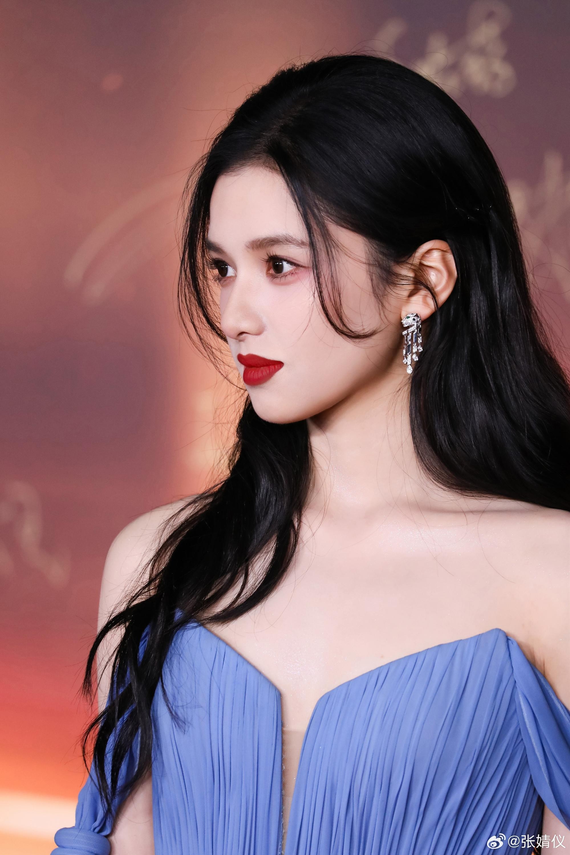 藏海传香暗荼蓝衣提灯惊艳众生 张婧仪浓妆诠释权谋美学  第2张