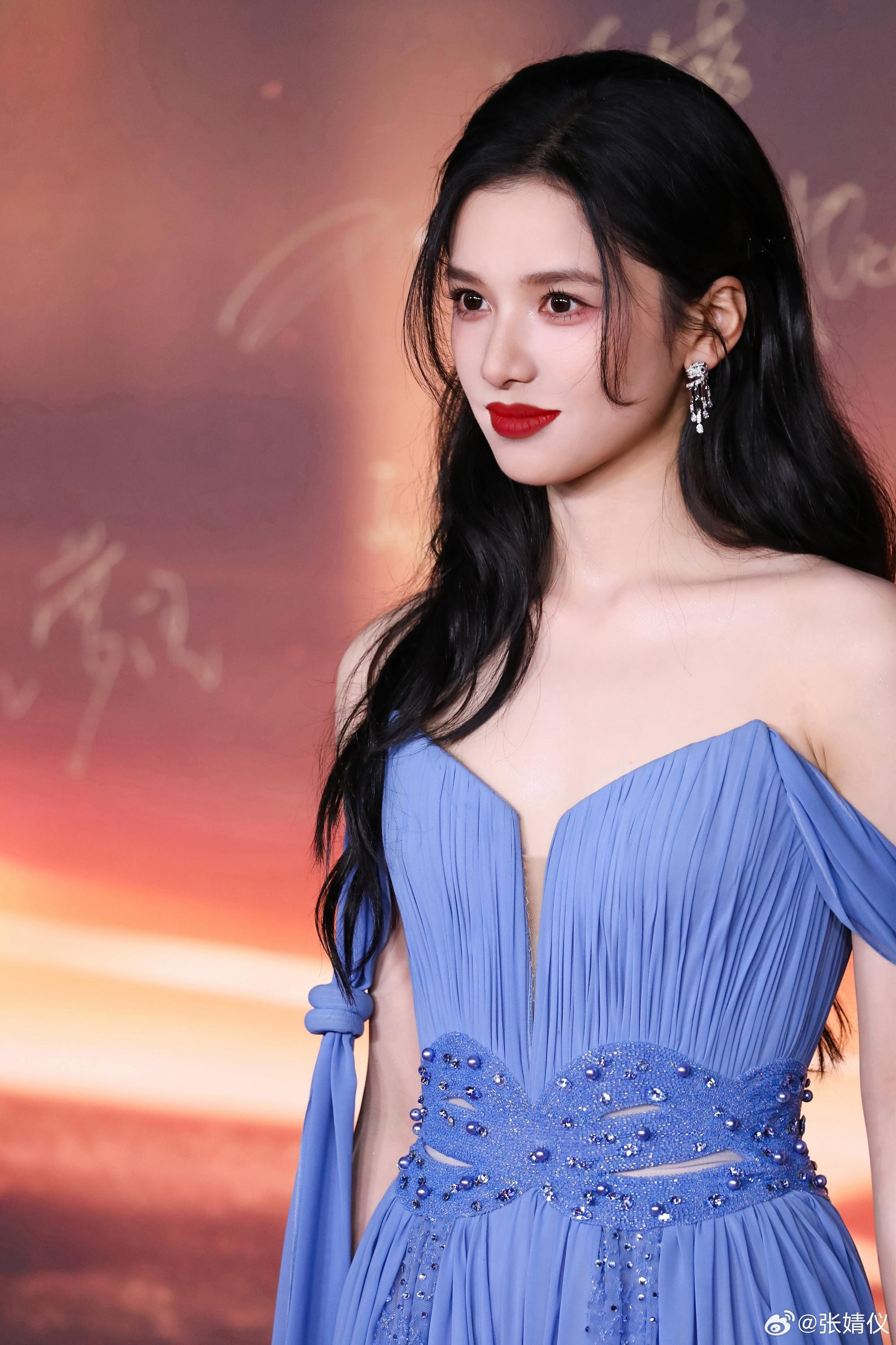 藏海传香暗荼蓝衣提灯惊艳众生 张婧仪浓妆诠释权谋美学  第1张