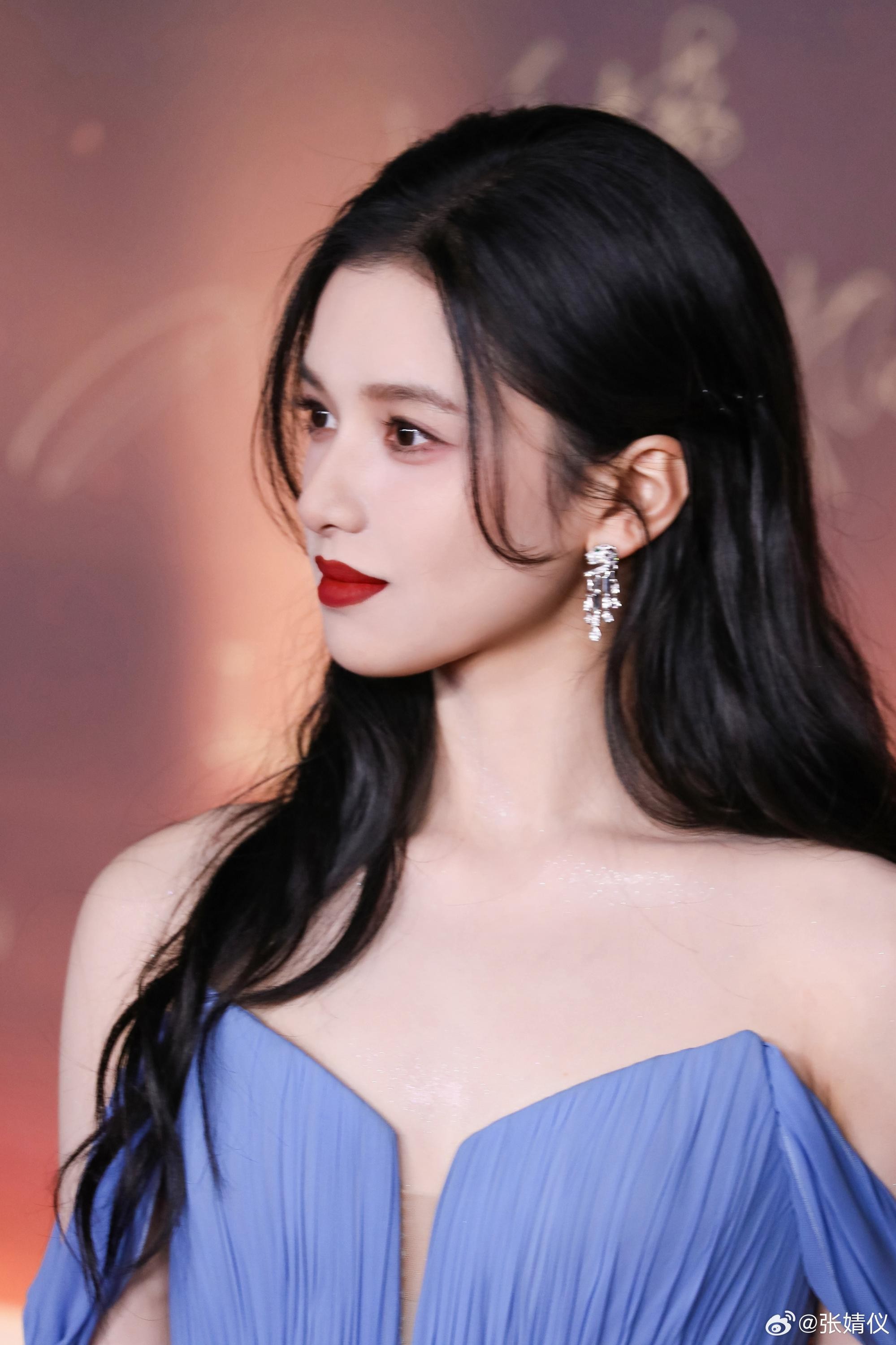 藏海传香暗荼蓝衣提灯惊艳众生 张婧仪浓妆诠释权谋美学  第5张