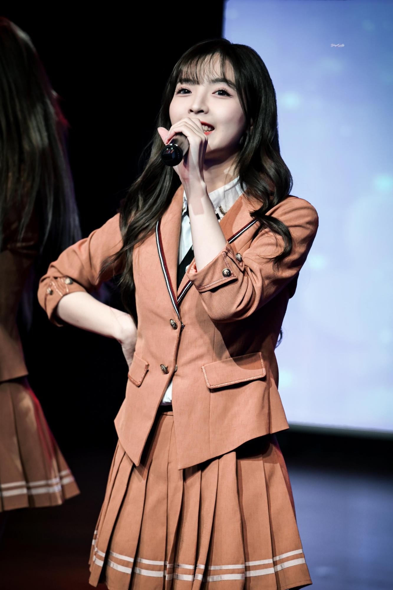 许杨玉琢学院风穿搭演绎清甜俏丽  第6张