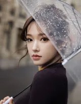 雨幕中的黑色诗篇 程潇都市雨境时尚定格  第2张