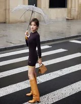 雨幕中的黑色诗篇 程潇都市雨境时尚定格  第4张