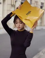雨幕中的黑色诗篇 程潇都市雨境时尚定格  第3张