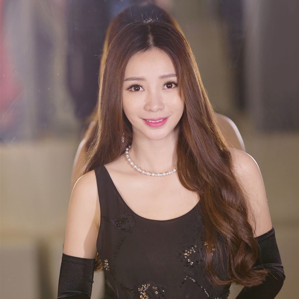 魅力绽放：光影中的优雅诠释  第2张