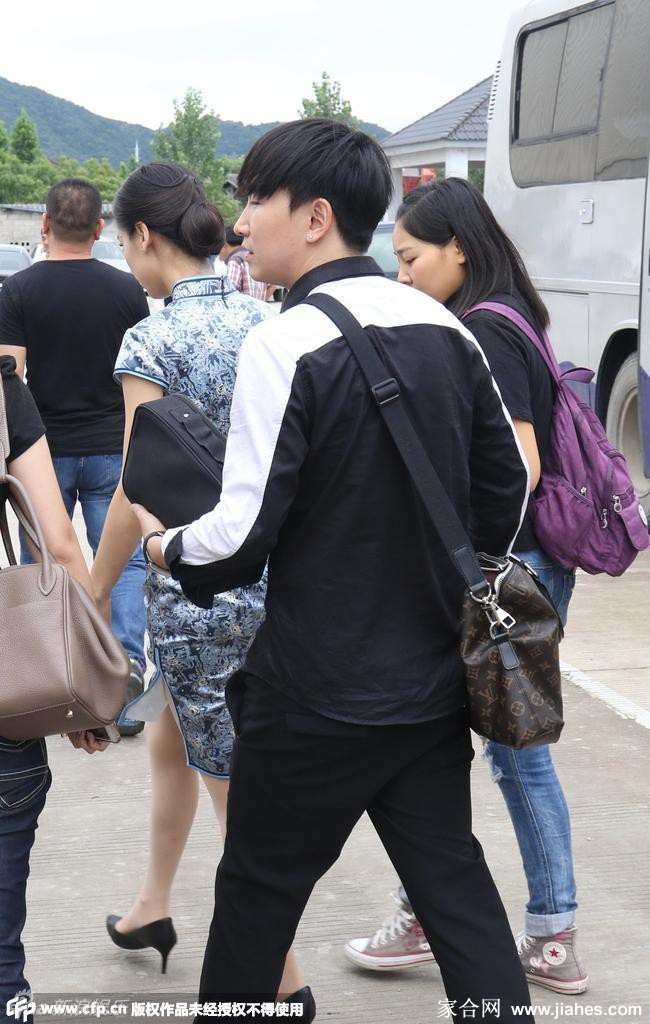 黄圣依多面魅力精彩绽放 时尚穿搭展现动人风采  第1张