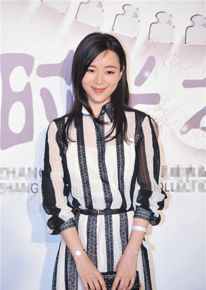 张静初条纹长裙优雅亮相京城活动  第2张