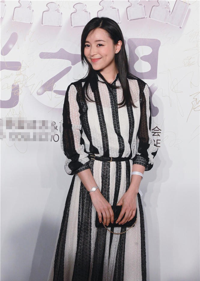张静初条纹长裙优雅亮相京城活动  第1张