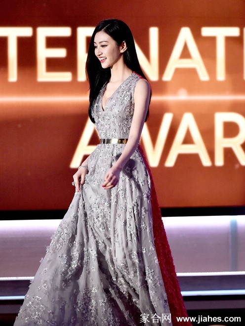 景甜黑天鹅深V纱裙写真 暗夜精灵演绎极致魅惑  第4张