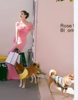 李一桐春日花间写真曝光 一袭粉裙携萌犬诠释多面魅力  第1张