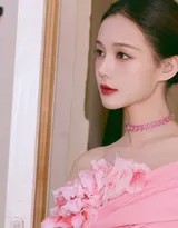 李一桐春日花间写真曝光 一袭粉裙携萌犬诠释多面魅力  第5张