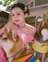 李一桐春日花间写真曝光 一袭粉裙携萌犬诠释多面魅力  第7张