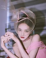 李一桐春日花间写真曝光 一袭粉裙携萌犬诠释多面魅力  第6张